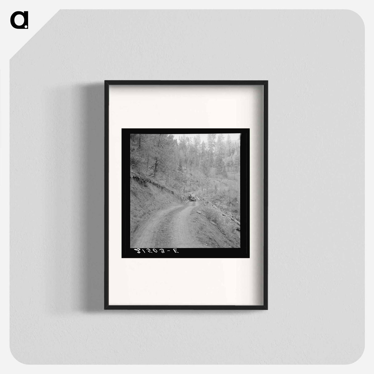 アートポスター-Bringing in load of logs late in the afternoon from the woods to the mill over road three miles long which members built with pick and shovel. Ola self-help co-op farm, Gem County, Idaho. See general - ドロテア ラング Poster.