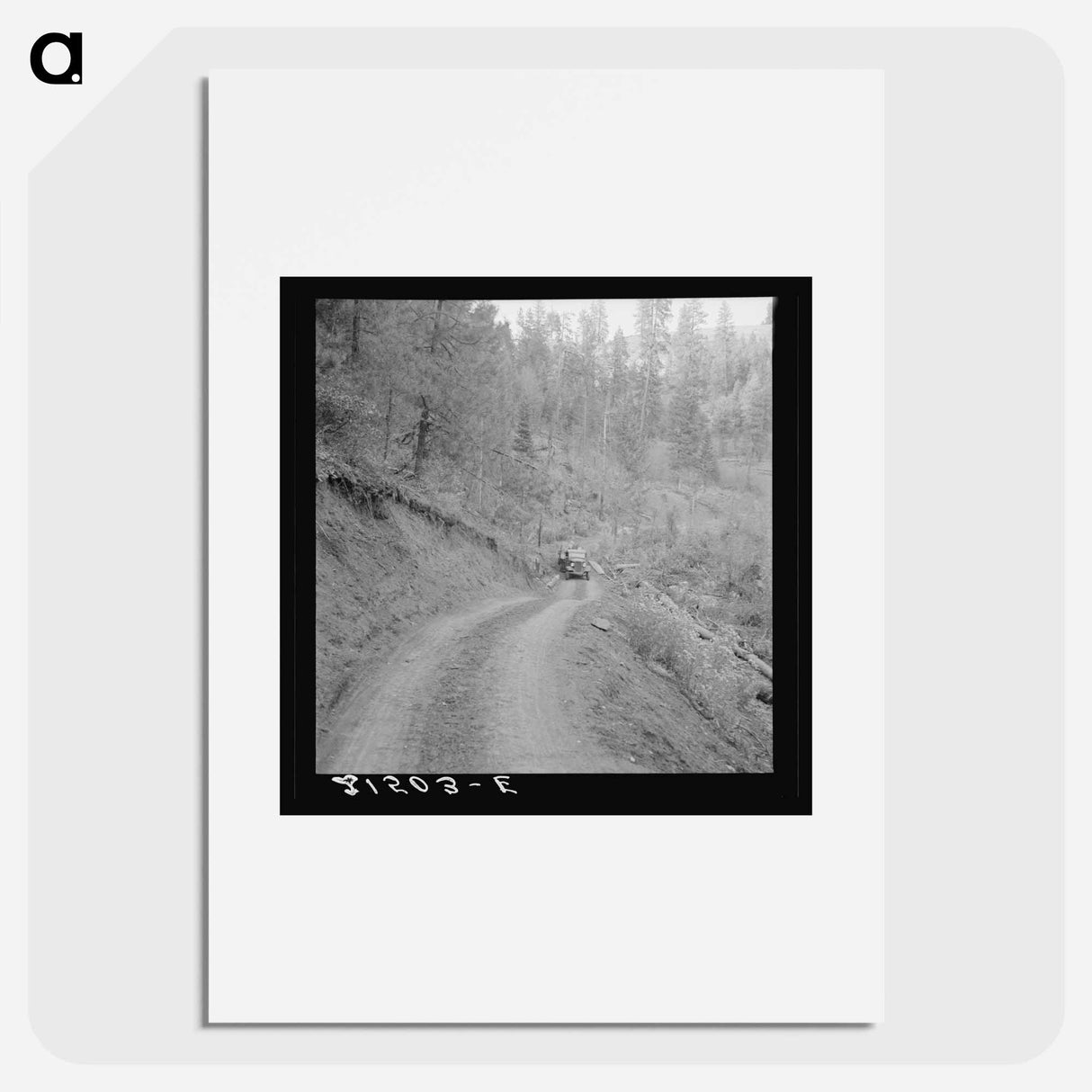 アートポスター-Bringing in load of logs late in the afternoon from the woods to the mill over road three miles long which members built with pick and shovel. Ola self-help co-op farm, Gem County, Idaho. See general - ドロテア ラング Poster.