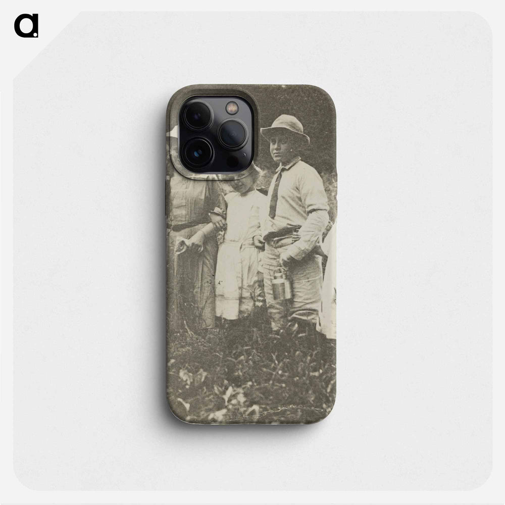 Untitled (Flora, Elizabeth, Howard & Kitty in Lake George field) - アルフレッド スティーグリッツ Phone Case.