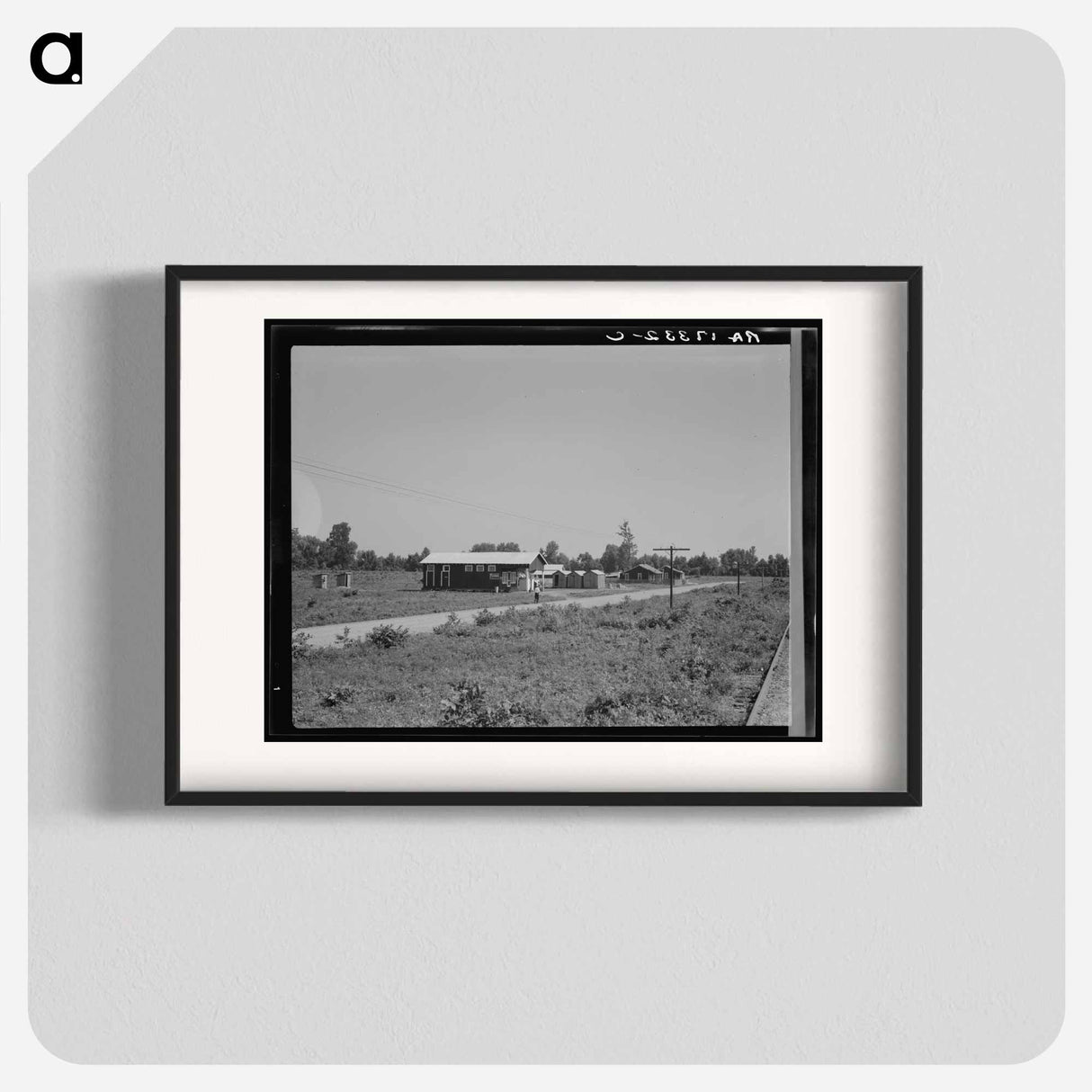 アートポスター-Approach to the Delta cooperative farm from highway, cooperative store in foreground. Hillhouse, Mississippi. Sourced from the Library of Congress. - ドロテア ラング Poster.