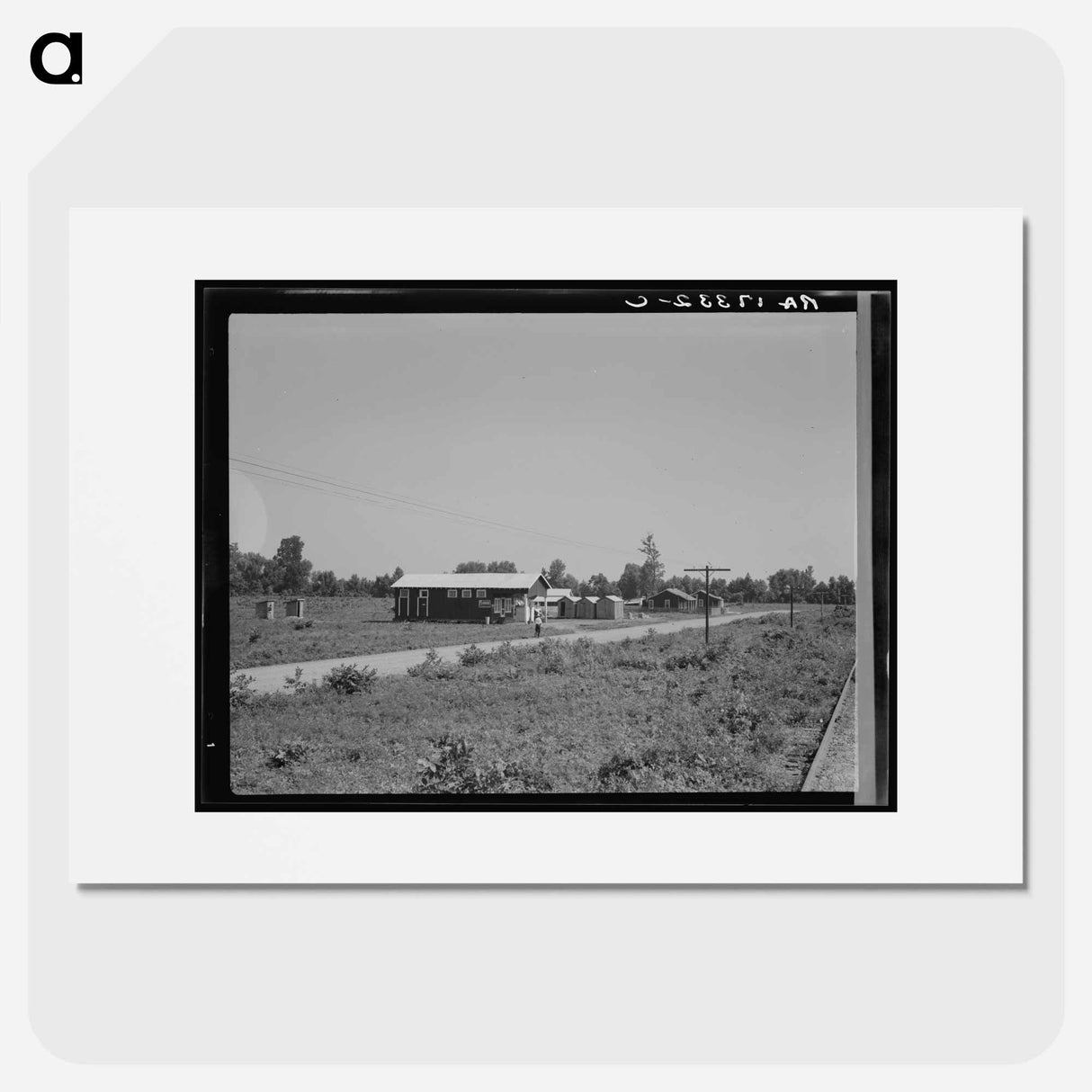 アートポスター-Approach to the Delta cooperative farm from highway, cooperative store in foreground. Hillhouse, Mississippi. Sourced from the Library of Congress. - ドロテア ラング Poster.