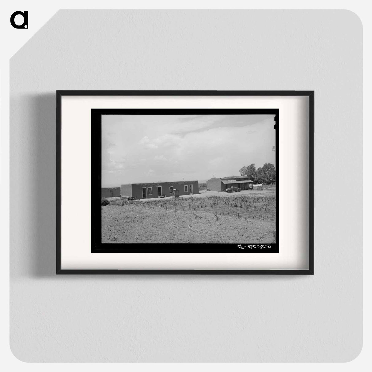 アートポスター-Adobe House with Corn Patch, Costilla, New Mexico
- ラッセル リー Poster.