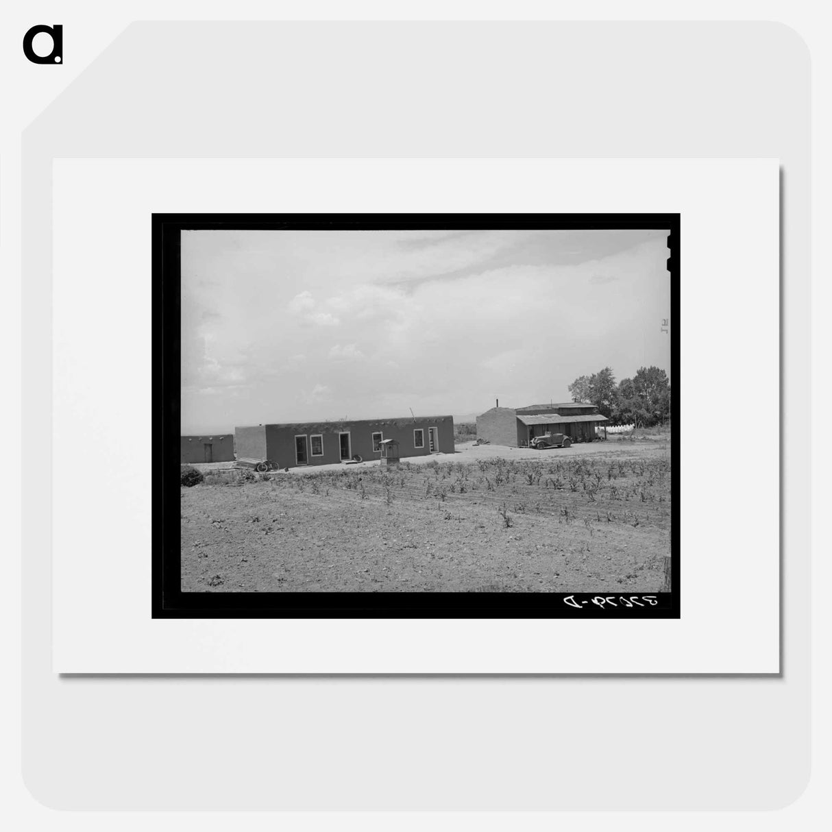 アートポスター-Adobe House with Corn Patch, Costilla, New Mexico
- ラッセル リー Poster.