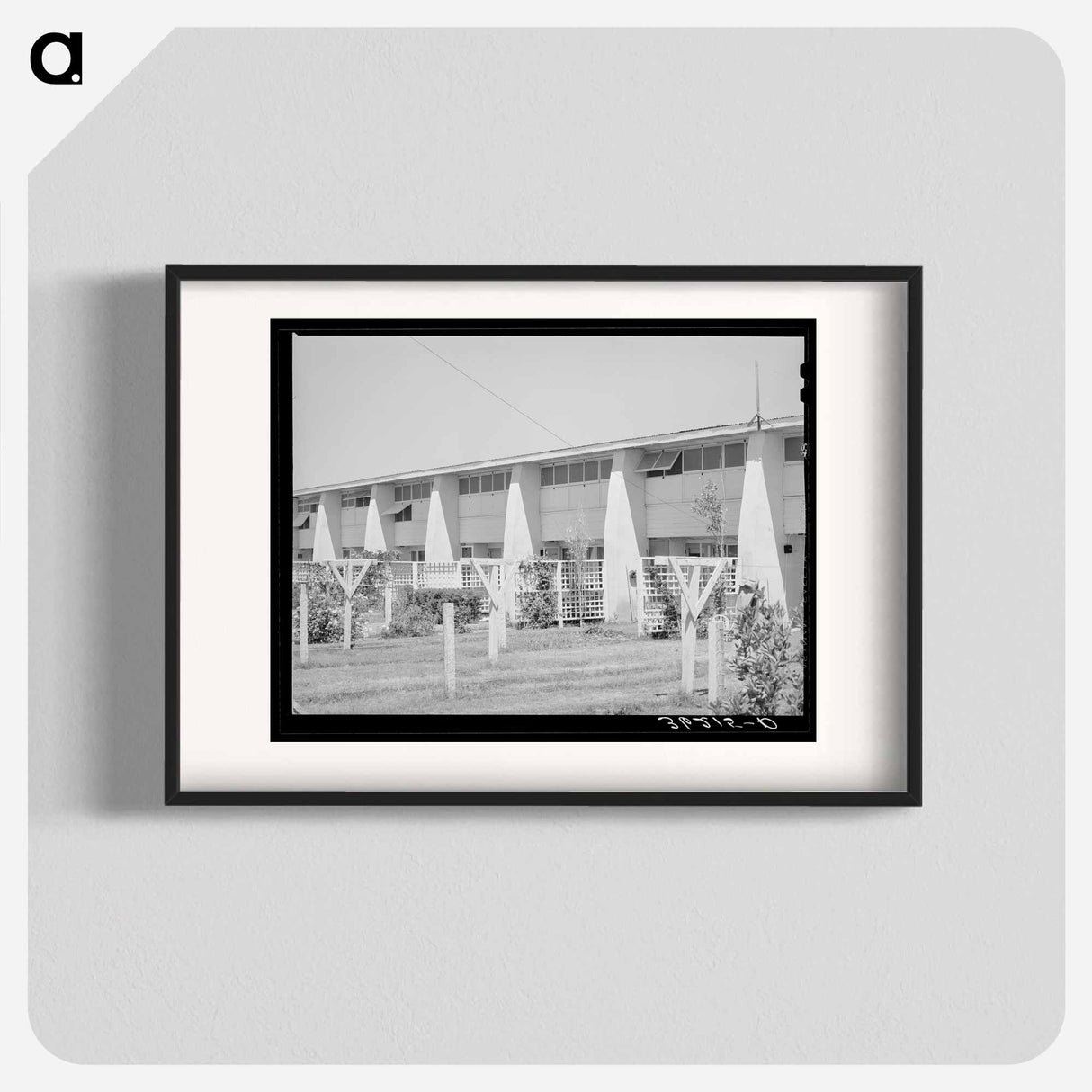 アートポスター-Backyards of Apartment Building at the Arizona Part-Time Farms
- ラッセル リー Poster.