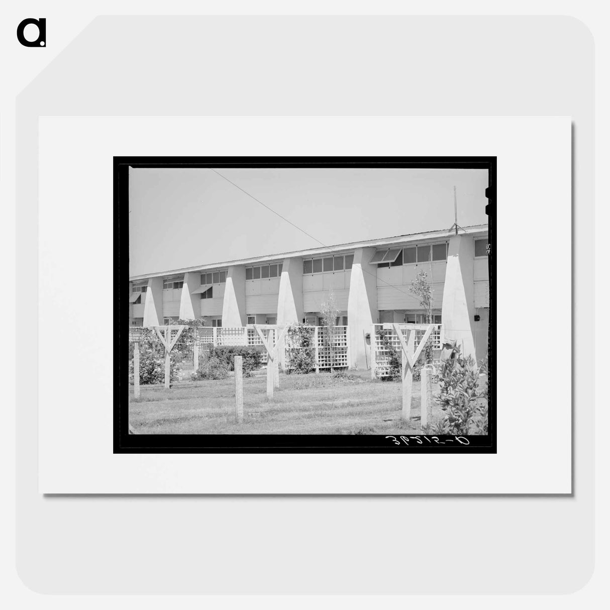 アートポスター-Backyards of Apartment Building at the Arizona Part-Time Farms
- ラッセル リー Poster.