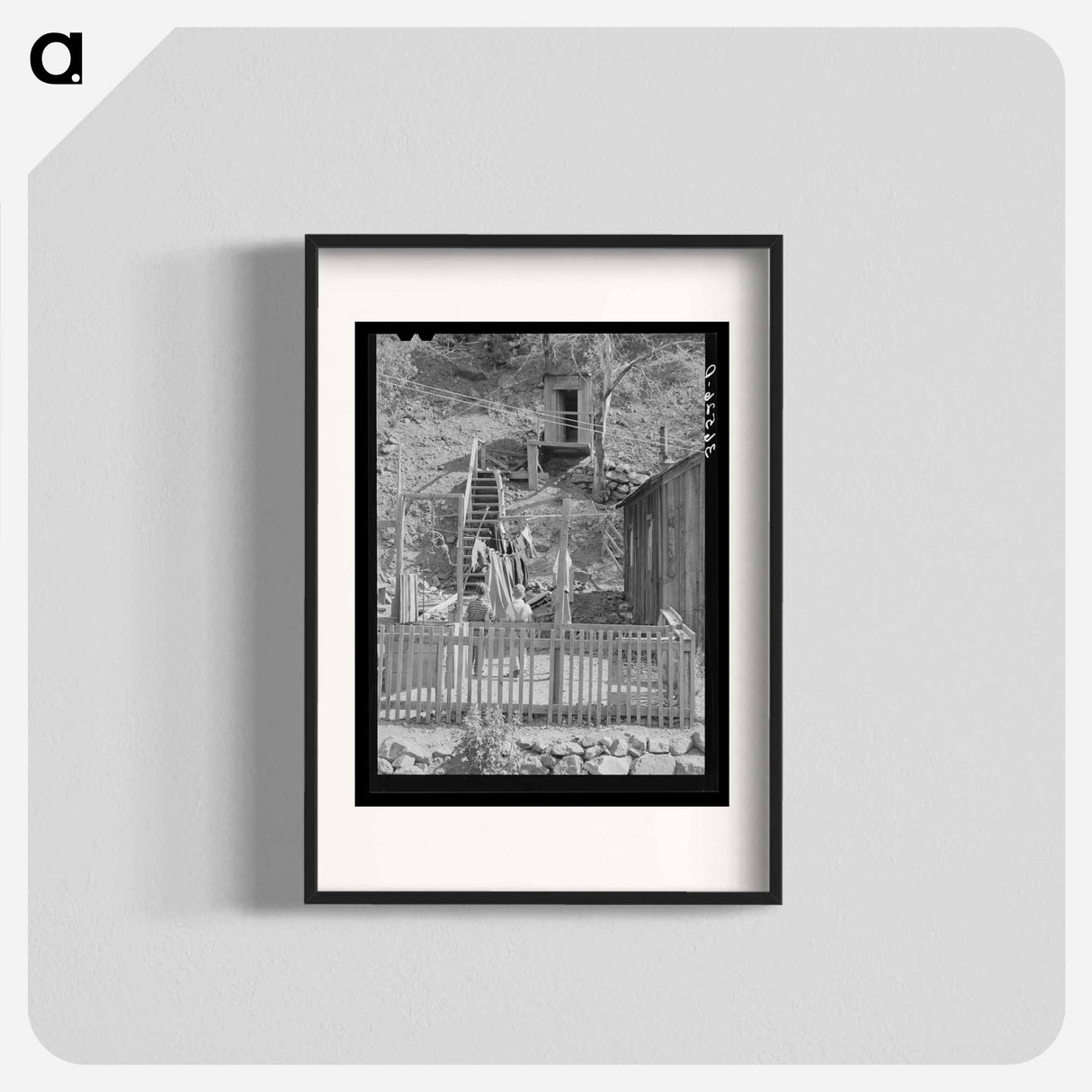 アートポスター-Backyard with Steps to Privy, Mogollon, New Mexico
- ラッセル リー Poster.
