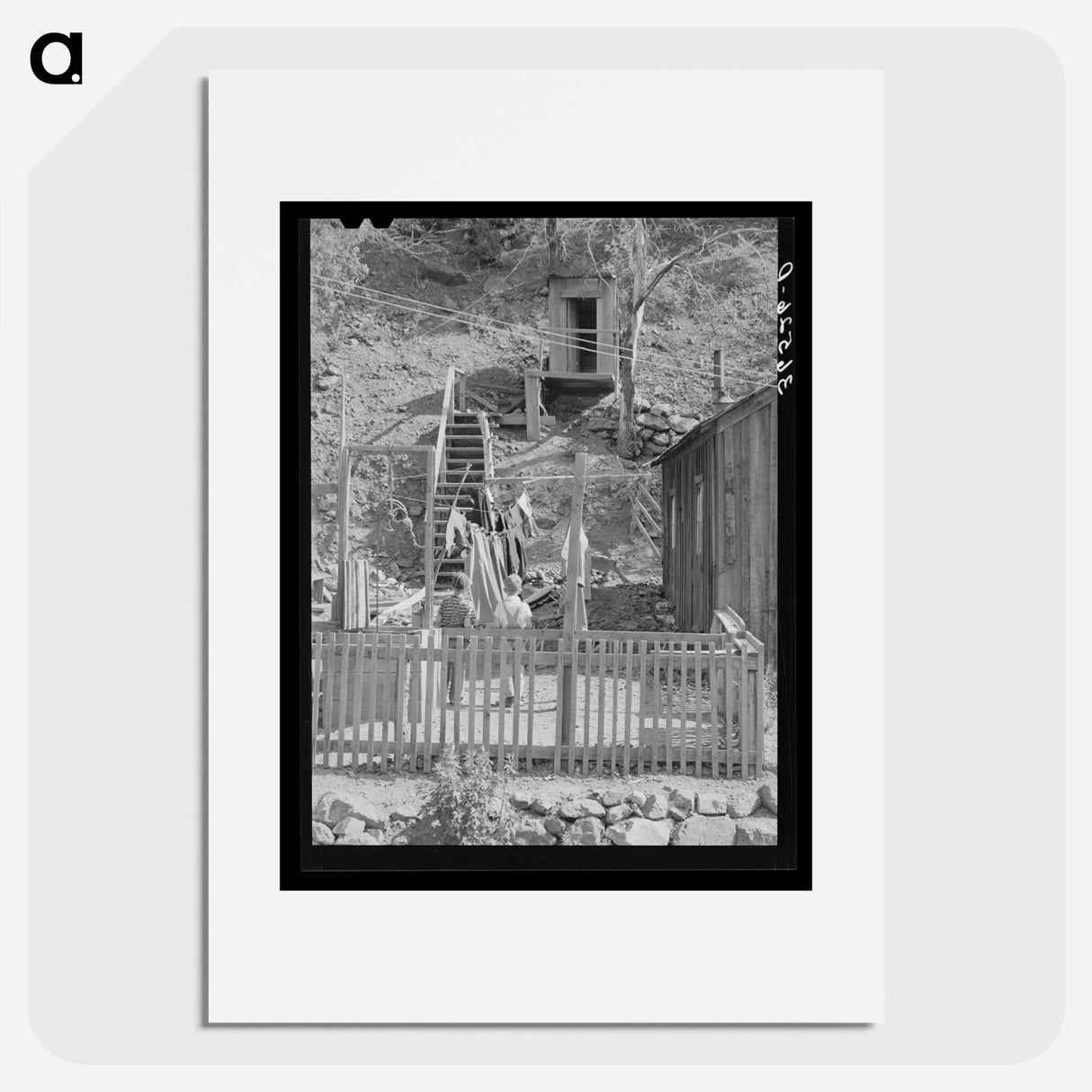 アートポスター-Backyard with Steps to Privy, Mogollon, New Mexico
- ラッセル リー Poster.