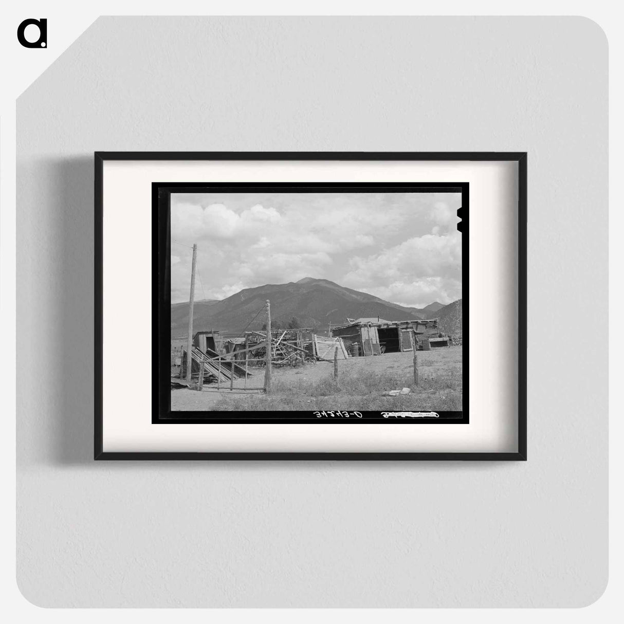 アートポスター-Barnyard of Spanish-American Farmer near Questa, New Mexico
- ラッセル リー Poster.
