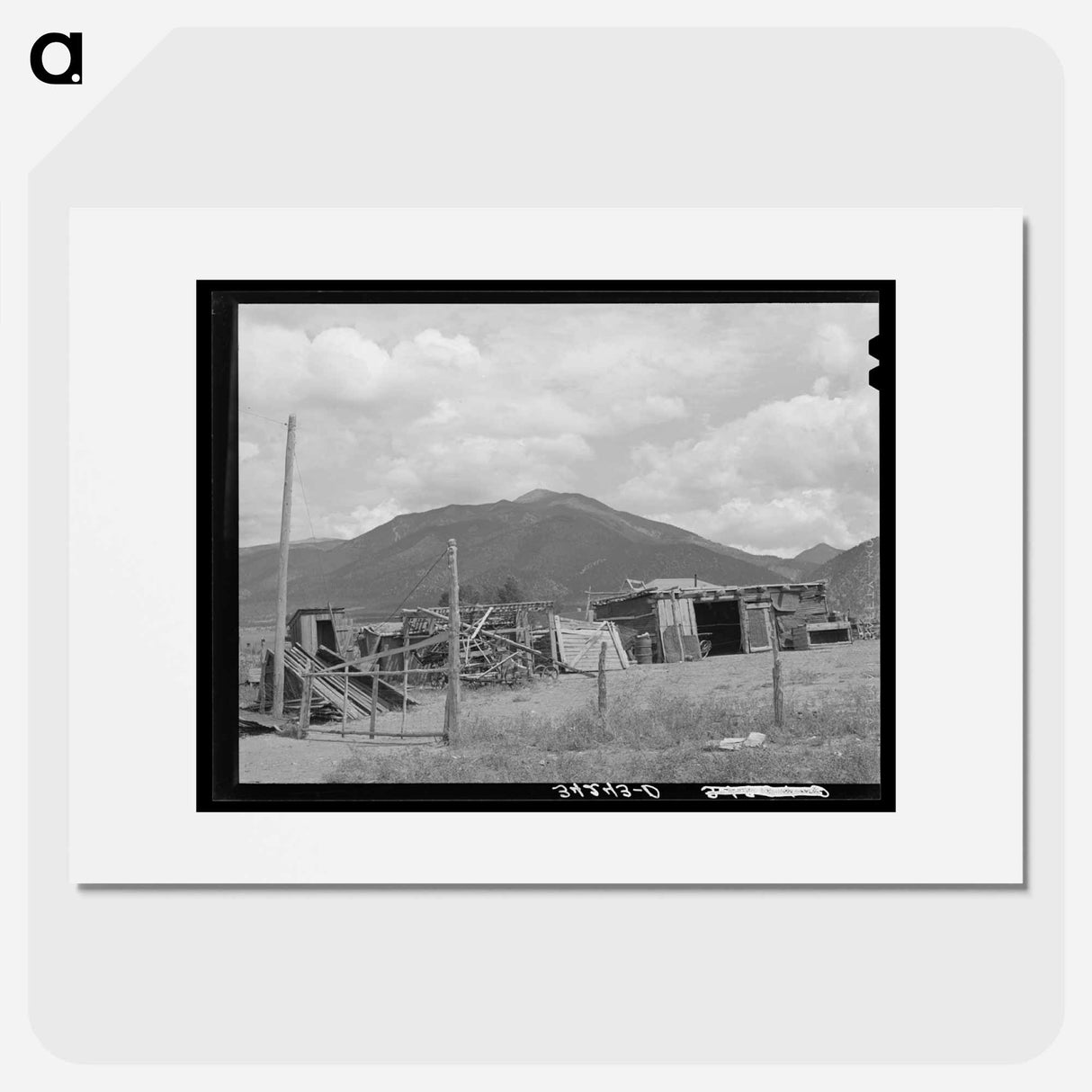アートポスター-Barnyard of Spanish-American Farmer near Questa, New Mexico
- ラッセル リー Poster.
