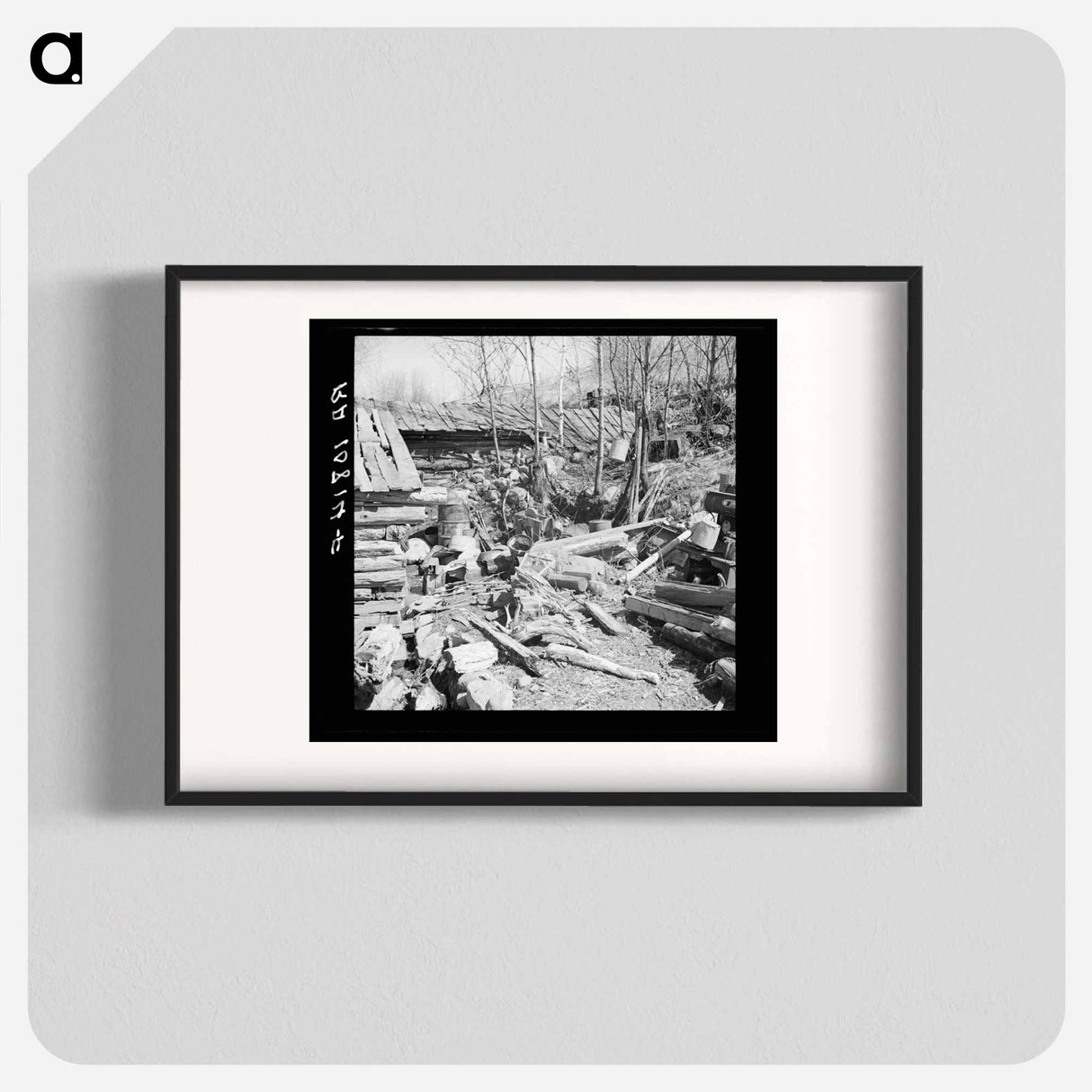 アートポスター-Backyard of Buckboard Charlie's Shack Near Iron River, Michigan
- ラッセル リー Poster.