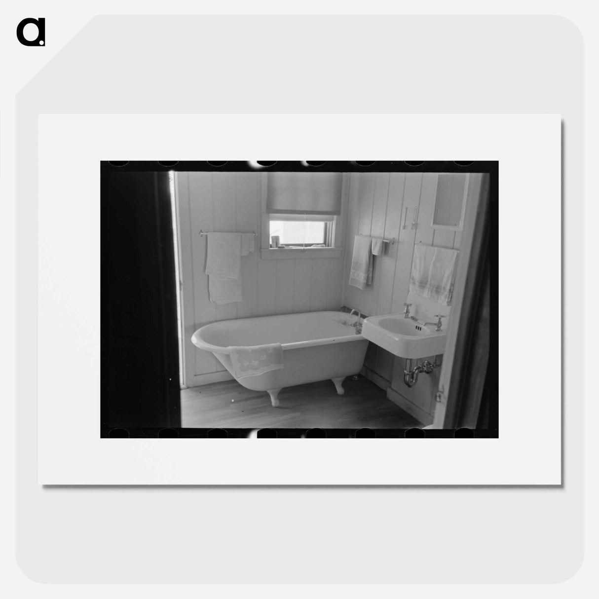 アートポスター-Bathroom in Farmer's Home, Lake Dick Project, Arkansas
- ラッセル リー Poster.