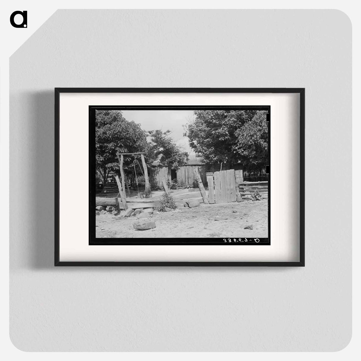 アートポスター-Backyard of Home of Indian Farmer, McIntosh County, Oklahoma
- ラッセル リー Poster.