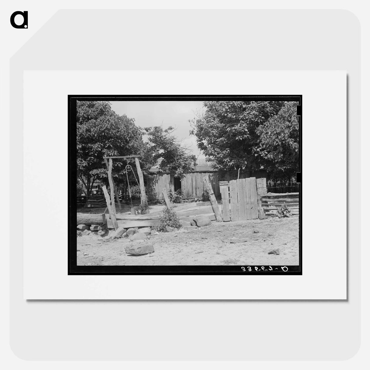 アートポスター-Backyard of Home of Indian Farmer, McIntosh County, Oklahoma
- ラッセル リー Poster.