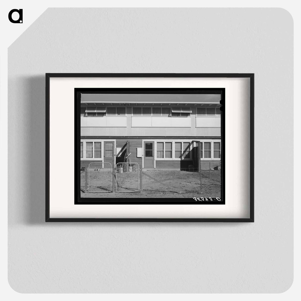 アートポスター-Yuba City FSA Farm Workers' Camp, Back of Apartment Building
- ラッセル リー Poster.
