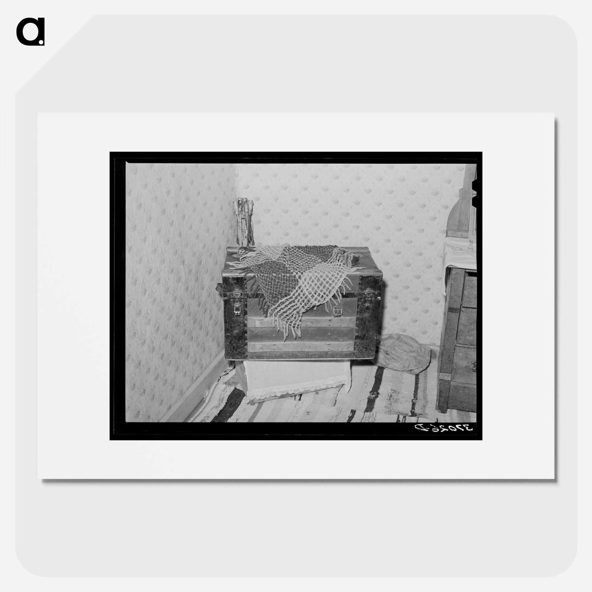 アートポスター-Trunk in Corner of Bedroom, Chamisal, New Mexico
- ラッセル リー Poster.