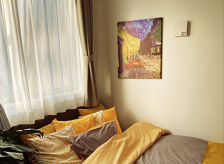 ゴッホ『夜のカフェテラス』解説！作品の魅力、星空と色彩の見どころ