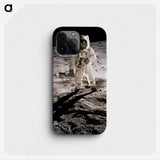 1-1_The-Moon_phone