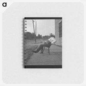 アートメモ帳-The sheriff of McAlester, Oklahoma, sitting in front of the jail. He has been sheriff for thirty years - ドロテア ラング Memo.