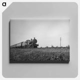 Train on the tracks, Hendon, London - エリック リー ジョンソン Canvas.