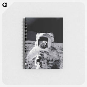 アートメモ帳-Astronaut Alan Bean holds Special Environmental Sample Container - アポロ月面着陸 Memo.