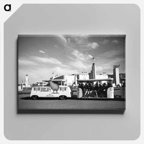 アートパネル-Kiwicar in front of New Zealand Centennial Exhibition, Wellington - エリック リー ジョンソン Canvas.
