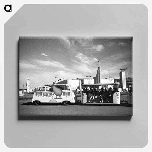 Kiwicar in front of New Zealand Centennial Exhibition, Wellington - エリック リー ジョンソン Canvas.