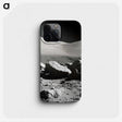 1-5_The-Moon_phone
