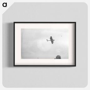 アートポスター-Airplane in flight above Hendon, London - エリック リー ジョンソン Poster.