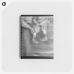 アートメモ帳-Untitled photo, possibly related to: Tulare County. In Farm Security Administration (FSA) camp for migratory workers. Baby with club feet wearing homemade splints inside shoes - ドロテア ラング Memo.