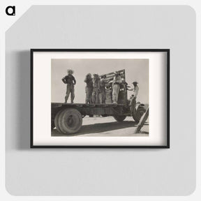 アートポスター-Cantaloupe Pickers, Mexicans, at End of Day in California Melon Fields - ドロテア ラング Poster.