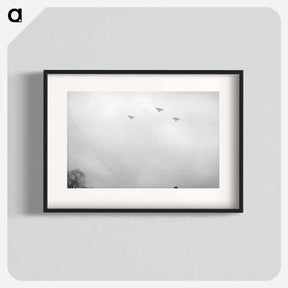 アートポスター-Airplanes in flight above Hendon, London - エリック リー ジョンソン Poster.