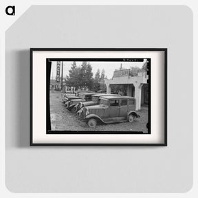 アートポスター-Roadside used car display on State Highway 17, in season when migrants come into region for pea-picking. Santa Clara County, California - ドロテア ラング Poster.