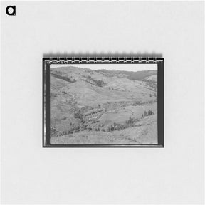 アートメモ帳-Untitled photo, possibly related to: Upper end of Squaw Creek Valley near the mill, showing part of the timber resources. Ola self-help sawmill co-op. Gem County, Idaho. General caption 48 - ドロテア ラング Memo.