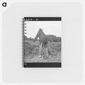 アートメモ帳-Scarecrow on a newly cleared field with stumps near Roxboro, North Carolina - ドロテア ラング Memo.