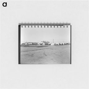 アートメモ帳-Untitled photo, possibly related to: View of Kern migrant camp showing one of three sanitary units. California - ドロテア ラング Memo.