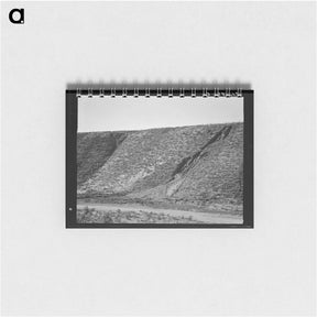 アートメモ帳-Water seepage from newly irrigated land on top of bench, eroding the sides. - ドロテア ラング Memo.