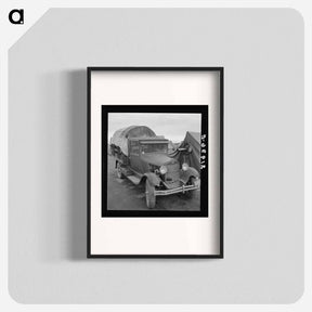 アートポスター-Untitled photo, possibly related to: Truck, baby parked on front seat. Merrill, Klamath County, Oregon, in FSA (Farm Security Administration) camp - ドロテア ラング Poster.