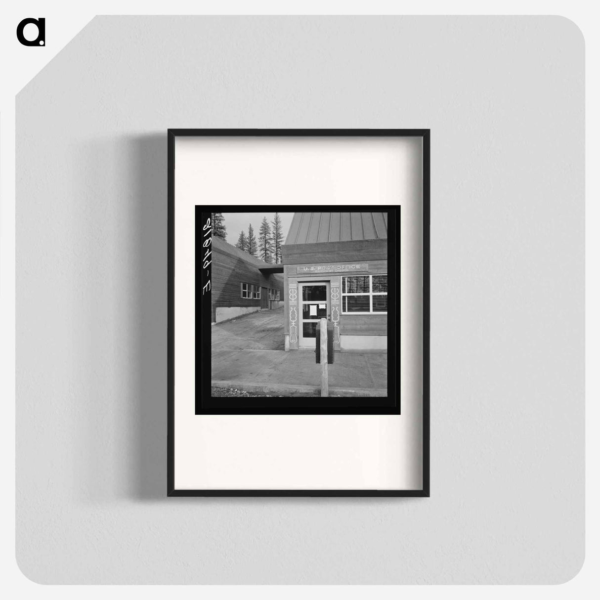 Post office in company lumber town. Gilchrist, Oregon. - ドロテア ラング Poster.