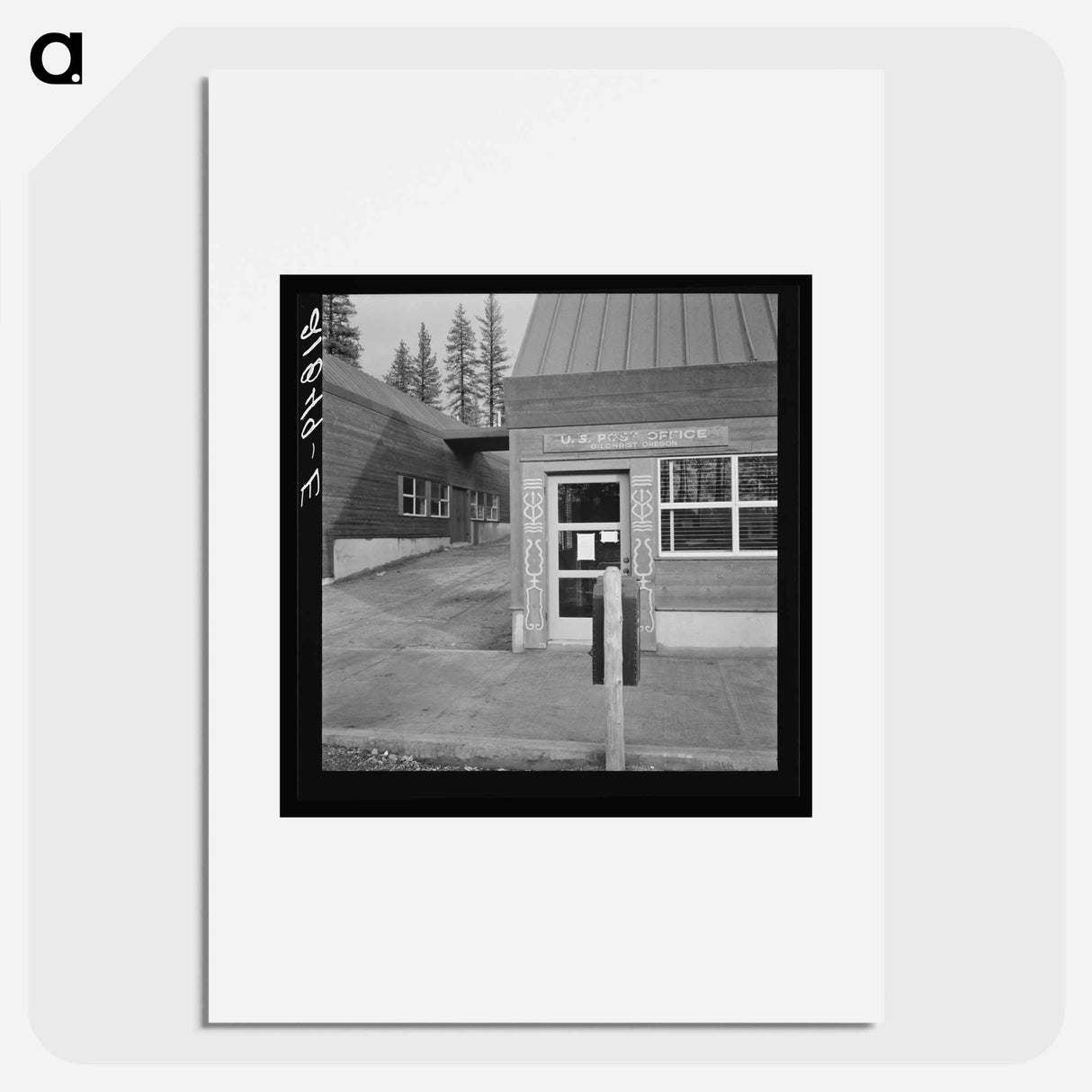 Post office in company lumber town. Gilchrist, Oregon. - ドロテア ラング Poster.