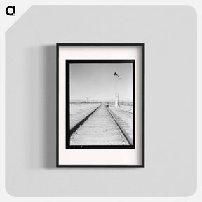 アートポスター-Looking east down the railroad track, near Calipatria, California - ドロテア ラング Poster.