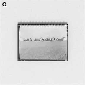 アートメモ帳-Farm Security Administration (FSA) emergency migratory labor camp. Row of tents, homes of pea pickers seem across recreational grounds. Near Calipatria, Imperial Valley, California - ドロテア ラング Memo.