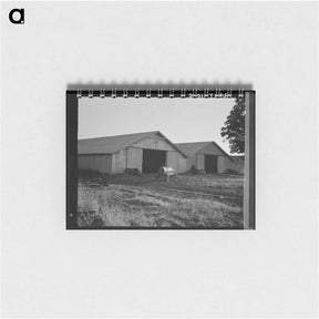アートメモ帳-Tractor garage at the Aldridge Plantation near Leland, Mississippi - ドロテア ラング Memo.