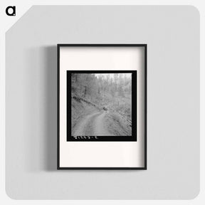 アートポスター-Bringing in load of logs late in the afternoon from the woods to the mill over road three miles long which members built with pick and shovel. Ola self-help co-op farm, Gem County, Idaho. See general - ドロテア ラング Poster.
