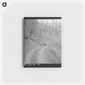 アートメモ帳-Bringing in load of logs late in the afternoon from the woods to the mill over road three miles long which members built with pick and shovel. Ola self-help co-op farm, Gem County, Idaho. See general - ドロテア ラング Memo.