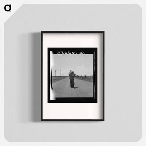 アートポスター-Man going home with relief. Bought provisions. Near Oil City, Oklahoma. Carter County. - ドロテア ラング Poster.