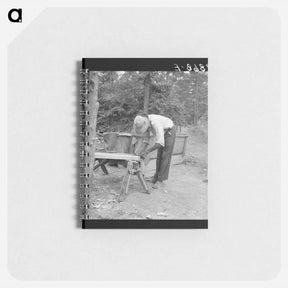 アートメモ帳-Zollie Lyons repairing the tobacco sleds at beginning of the harvest season - ドロテア ラング Memo.