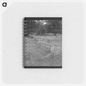 アートメモ帳-Rail fence with poor barbed wire fence in foreground - ドロテア ラング Memo.