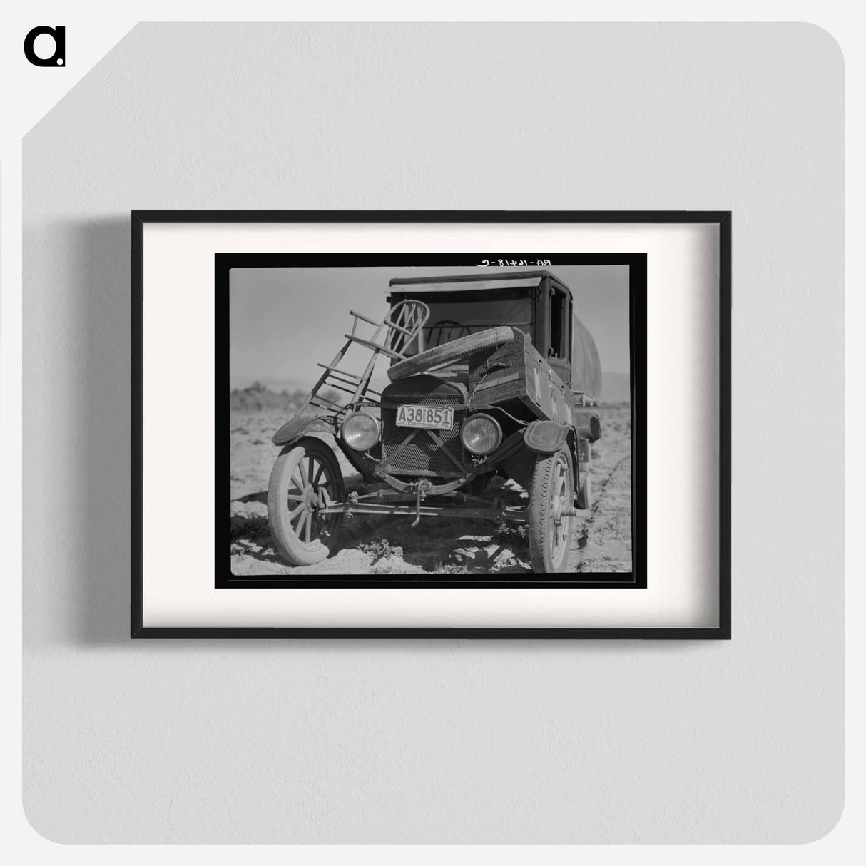 Car of drought refugee on edge of carrot field in the Coachella Valley. California - ドロテア ラング Poster.