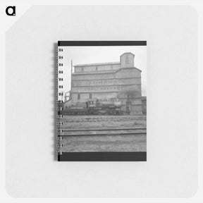 アートメモ帳-Grain elevator along railroad yard - ドロテア ラング Memo.
