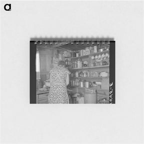 アートメモ帳-Woman getting lunch in kitchen of home - ドロテア ラング Memo.